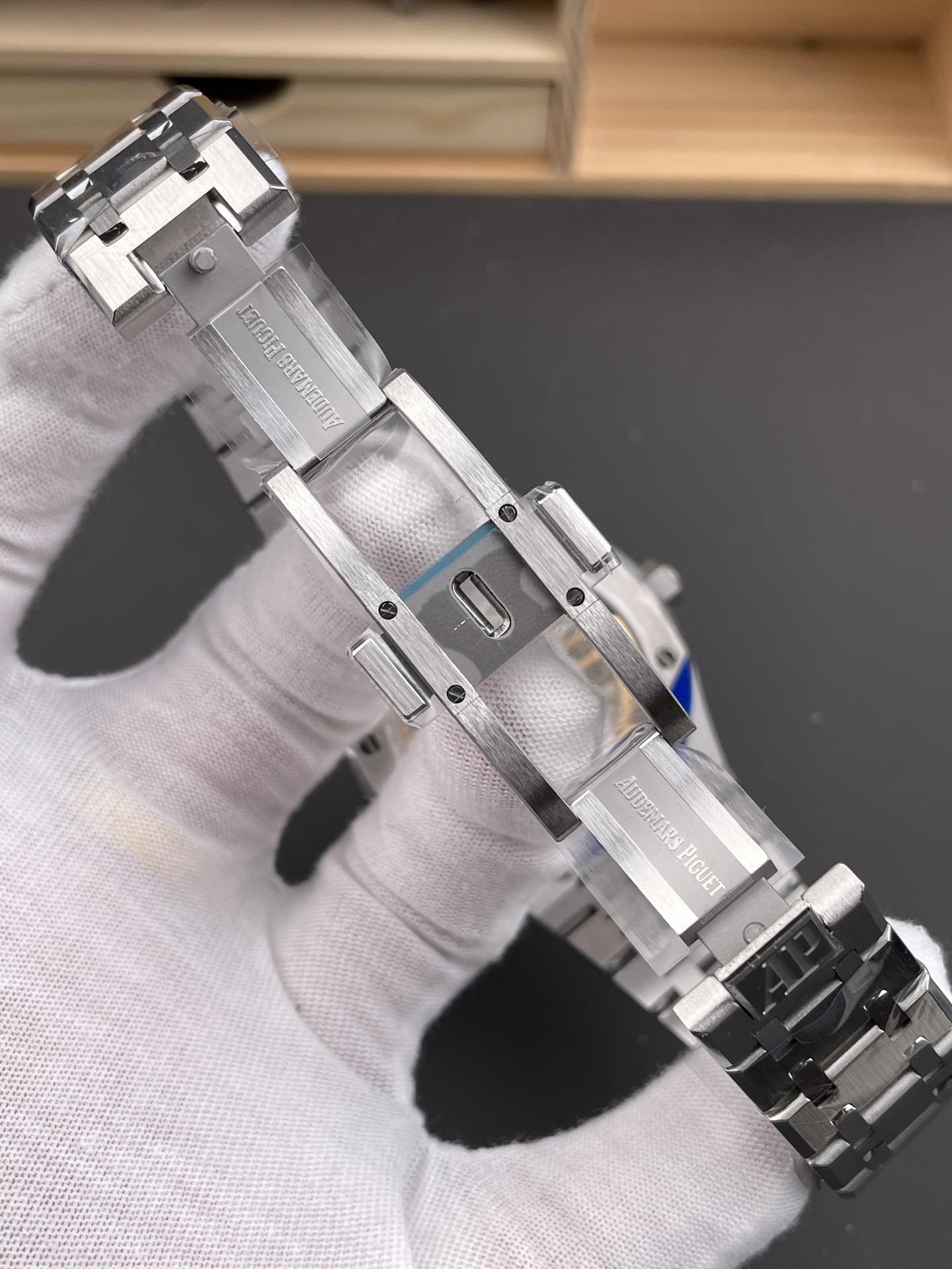 APS Royal Oak 15500 folding clasp detail with engraved branding