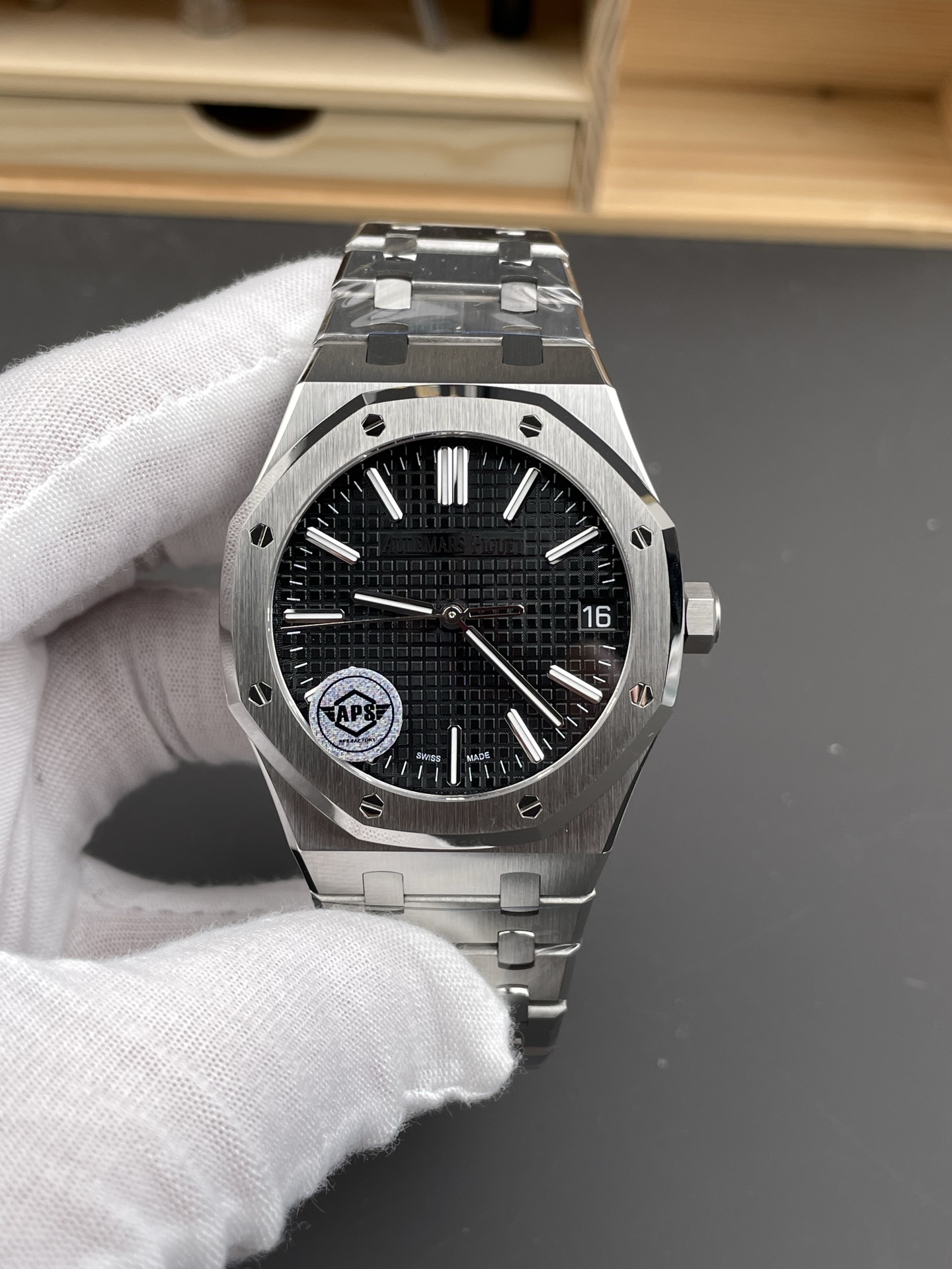 Front view of APS Royal Oak 15500 stainless steel with date window at 3 o’clock